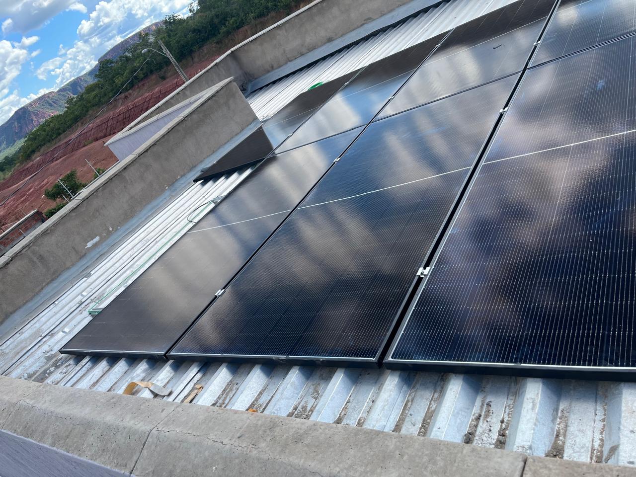 Módulos instalados no telhado — projeto residencial Corrente