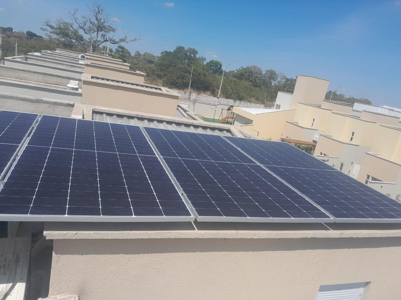 Módulos instalados no telhado — projeto residencial Teresina